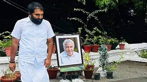 ഉമ്മന്ചാണ്ടിയുടെ കല്ലറയ്ക്ക് അരികില് മകന് ചാണ്ടി ഉമ്മന്