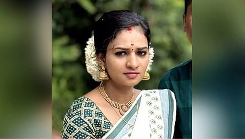രണ്ട് വര്ഷത്തെ പ്രണയം, മൂന്ന് മാസം മുമ്പ് വിവാഹം; നവവധു ഭര്ത്താവിന്റെ വീട്ടില് തൂങ്ങിമരിച്ച നിലയില്