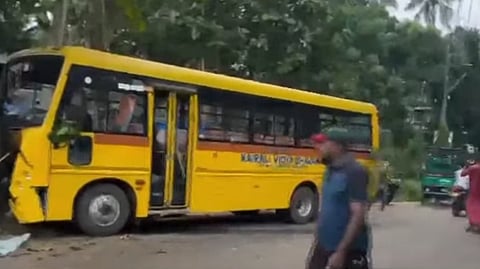 മരത്തിലിടിച്ച സ്കൂള് ബസ്