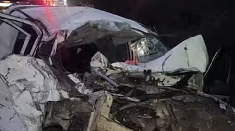 Tourist bus and car collide in Theni; Three Malayalis killed, 18 injured