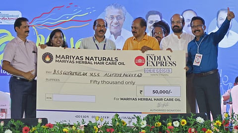 ദി ന്യൂ ഇന്ത്യന് എക്സ്പ്രസ്സ് കേരള റീജ്യണല് ജനറല് മാനേജര് പി വിഷ്ണുകുമാറും മരിയാസ് നാച്ചുറൽസ് മാനേജിങ് ഡയറക്ടര് മരിയ സാജനും ചേര്ന്നു അവാര്ഡുകള് നല്കുന്നു