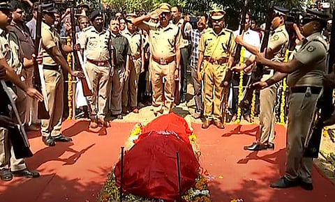 പി ജയചന്ദ്രന് ഗാര്ഡ് ഓഫ് ഓണര് നല്കുന്നു