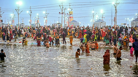 മഹാകുംഭമേളയില് പങ്കെടുക്കാനെത്തിയവര്