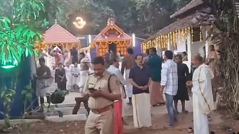 മുച്ചിരിയന് ക്ഷേത്രത്തില് പൊലീസ് പരിശോധന നടത്തുന്നു