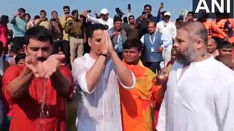 അക്ഷയ്കുമാര് കുംഭമേളയില് സ്നാനം ചെയ്യുന്നു