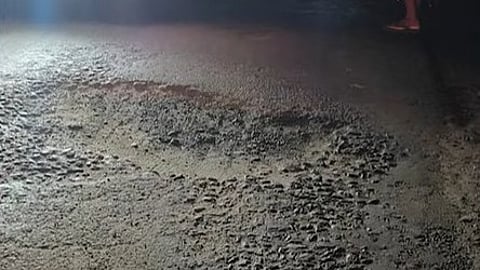 A young woman died pothole on the road in Kozhinjambara.