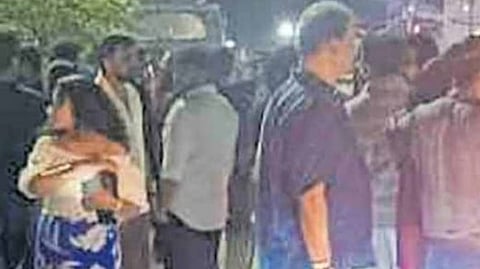 kochi kathrikadavu bar stabbing case: People gathered in front of the bar