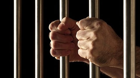 Remand prisoner breaks the arms of jail officials