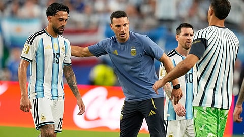 Argentina head coach Lionel Scaloni, center, instructs his players during the World Cup round of 32 soccer match against Cape Verde