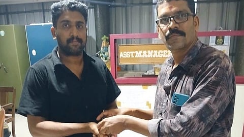 Lost gold necklace worth lakhs returned to owner