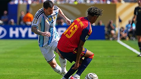 Argentina's Lionel Messi (10) vies for the ball with Spain's Lamine Yamal (19) during the World Cup final soccer match between Spain and Argentina