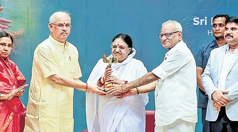 Mata Amritanandamayi receives Janani Award