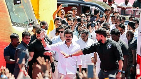 വിജയ് സർക്കാരിന്റെ ആദ്യ തെരഞ്ഞെടുപ്പ് പോര്