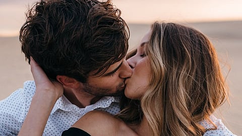 kissing