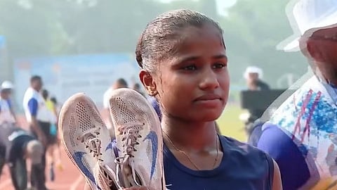 Akshaya steals gold with a borrowed spike
