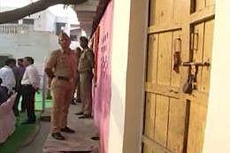 ഗ്രാമവാസികളെ വീട്ടിനുള്ളില് അടച്ചൂപൂട്ടി യോഗി ആദിത്യനാഥിന്റെ താജ്മഹല് സന്ദര്ശനം വിവാദമാകുന്നു