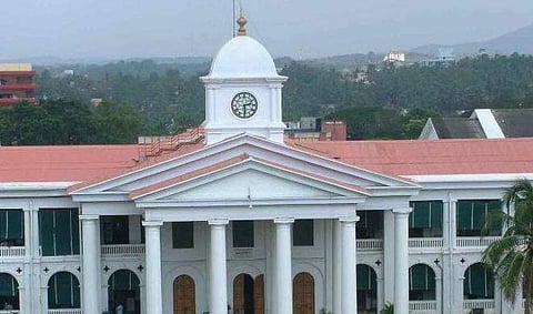 തെരഞ്ഞെടുപ്പ് കേസില് തോറ്റു; ഹൈക്കോടതിയിലെ സര്ക്കാര് അഭിഭാഷകനെ പിരിച്ചുവിട്ടു