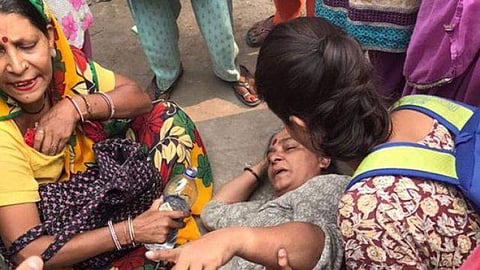 പൊലീസ് നോക്കിനില്ക്കെ ദില്ലിയില് ആനി രാജയ്ക്ക് നേരെ ആക്രമണം