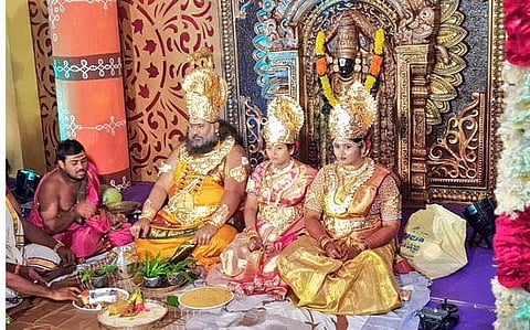 ലക്ഷ്മിയായി വധു, വിഷ്ണുവായി വരന്; സീരിയലിനെ അനുസ്മരിപ്പിച്ച് ആള്ദൈവത്തിന്റെ മകളുടെ കല്യാണം