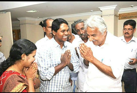 ഒറ്റപ്പെട്ടുപോകുന്നവര്ക്കും വേദനിക്കുന്നവര്ക്കും ഒപ്പം നില്ക്കുന്നയാള്: തെരുവോരം മുരുകന് ഉമ്മന്ചാണ്ടിയെക്കുറിച്ച് പറയുന്നത് ഇങ്ങനെ