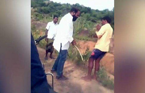 അനധികൃത ക്വാറി പ്രവര്ത്തനം ചോദ്യം ചെയ്തു; ദളിത് യുവാക്കള്ക്ക് ബിജെപി നേതാവിന്റെ പ്രാകൃത ശിക്ഷ