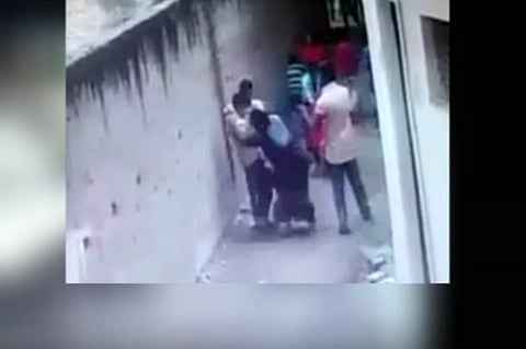 പൂവാലശല്യം എതിര്ത്ത യുവതിക്ക് നേരെ ക്രൂരമര്ദ്ദനം (വീഡിയോ)