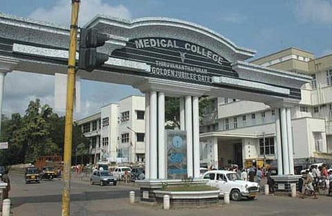 ആണ്കുട്ടികളും പെണ്കുട്ടികളും ഒന്നിച്ചിരുന്നാല് ഏകാഗ്രത നഷ്ടമാവും; അങ്ങനെയിരുന്നാല് മാര്ക്ക് നല്കില്ലെന്ന് അധ്യാപകര്