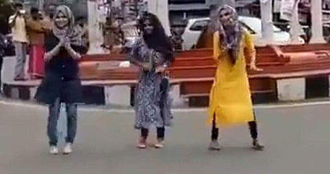ഫേസ്ബുക്കില് വൈറലായി മലപ്പുറം മൊഞ്ചത്തികളുടെ ജിമിക്കി കമ്മല്