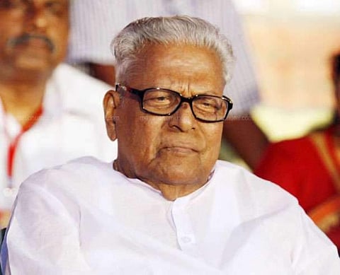 പ്രതിഷേധങ്ങളുയര്ന്നില്ല ; വിഎസ് ദുരിതബാധിത പ്രദേശം സന്ദര്ശിച്ചു, എല്ലാ സഹായത്തിനും ഒപ്പമുണ്ടാകുമെന്ന് വാഗ്ദാനം