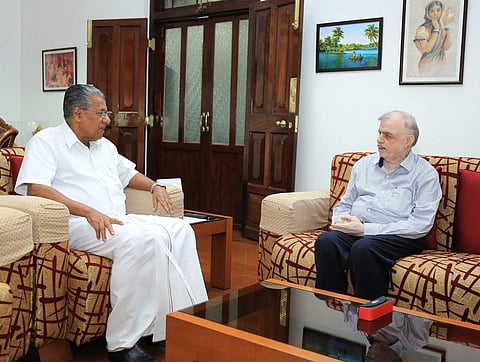 ഗവര്ണര് വിളിപ്പിച്ചു: ദുരിതാശ്വാസ പ്രവര്ത്തനങ്ങളും സര്ക്കാര് നടപടികളും വിശദീകരിച്ച് മുഖ്യമന്ത്രി