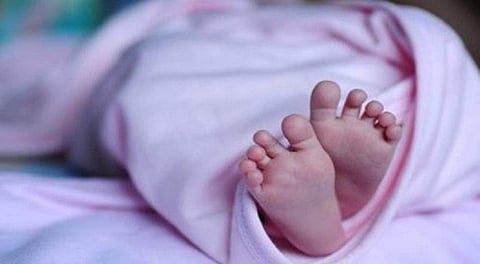 സുഹൃത്തിനൊപ്പം ഭജനമിരിക്കാനെത്തി; യുവതി ലോഡ്ജില് പ്രസവിച്ചു; ഇരട്ടക്കുട്ടികള് മരിച്ചു
