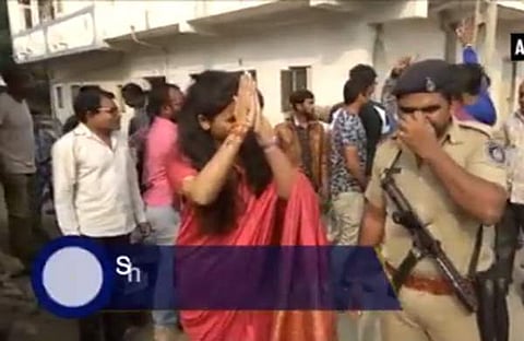 വോട്ടു ചെയ്യാനെത്തിയ ബിജെപി നേതാവിന് പട്ടേല് സമുദായക്കാരുടെ കൂക്കിവിളി (വിഡിയോ)
