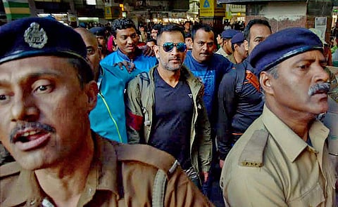 13 വര്ഷങ്ങള്ക്കു ശേഷം ധോണി ട്രെയിനില് യാത്ര ചെയ്തു