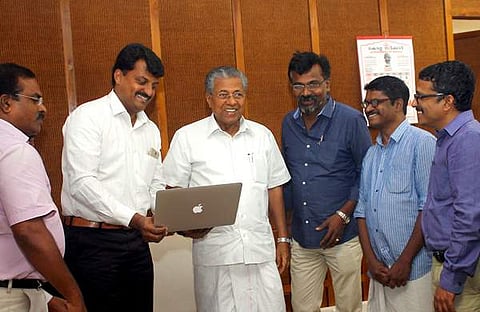 സമകാലിക മലയാളം ഡോട്ട് കോം മുഖ്യമന്ത്രി പിണറായി വിജയന് ഉദ്ഘാടനം ചെയ്യുന്നു, ന്യൂ ഇന്ത്യന് എക്സ്പ്രസ് ജനറല് മാനേജര് (കേരള) പി സുരേഷ് കുമാര്, സമകാലിക മലയാളം എഡിറ്റര് സജി ജെയിംസ് തുടങ്ങിയവര് സമീപം
