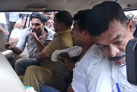 നടിയെ ആക്രമിച്ച കേസ്: സുനിയുടെ അഭിഭാഷകന്റെ വീട്ടിലും ഓഫിസിലും റെയ്ഡ്