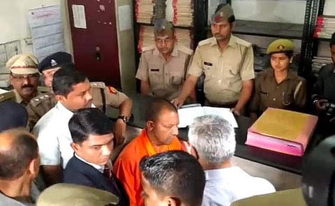 യോഗിയുടെ അപ്രതീക്ഷിത സന്ദര്ശനത്തില് ഞെട്ടി പൊലീസുകാര്