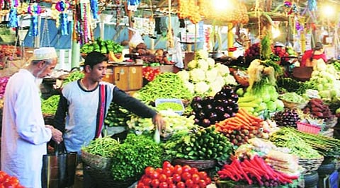 അറവുശാലകള് പൂട്ടി, മത്സ്യത്തിന് അപ്രഖ്യാപിത വിലക്ക്; യുപിയില് വ്യാപാരികള് സമരത്തില്