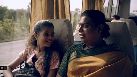 ഇതു ഗായത്രിയുടെ അമ്മ; കണ്ണു നനയിക്കുന്ന ജീവിതം പറഞ്ഞ് വിക്സ്