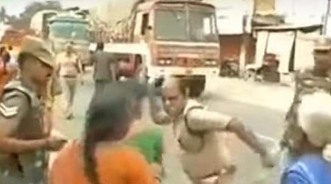 പ്രതിഷേധവുമായെത്തിയ സ്ത്രീയുടെ കരണത്തടിച്ച് പൊലീസ്; വീഡിയോ വൈറലായതോടെ പ്രതിഷേധം ശക്തം