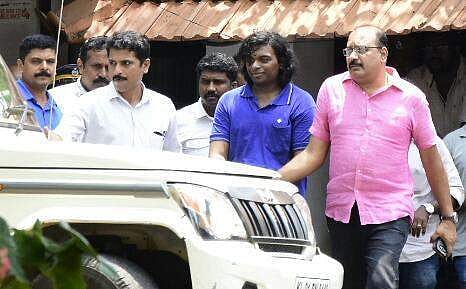 മാതാപിതാക്കളെ വിഷം കൊടുത്ത് കൊല്ലാന് ശ്രമിച്ചെന്ന് കേഡല്