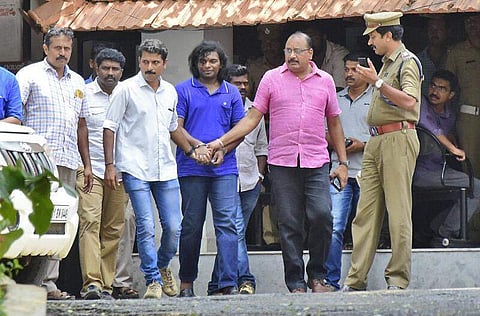 കേഡല് ധരിച്ചിരുന്നത് കറുത്ത വസ്ത്രം മാത്രം, കുളിക്കുകയോ വസ്ത്രം മാറുകയോ ചെയ്യാറില്ലെന്ന് വേലക്കാരി