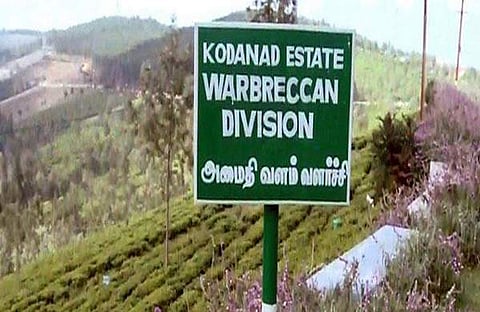 കോടനാട് കൊലപാതകത്തില് ദുരൂഹത: പ്രതികളുടെ വാഹനം അപകടത്തില് പെട്ടു, മുഖ്യപ്രതി മരിച്ചു