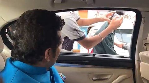 സച്ചിന് ആരാധകരോട് പെരുമാറുന്നത്എങ്ങനെയാണ്; അദ്ദേഹം ഫെയ്സ്ബുക്കില് പങ്കുവെച്ച ഈ വീഡിയോ കണ്ടു നോക്കൂ