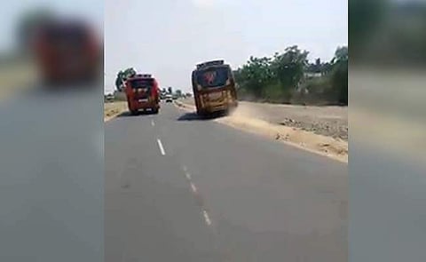 ഈ വീഡിയോ കണ്ടാല് കേരളത്തിലെ പ്രൈവറ്റ് ബസുകാര് മാന്യന്മാരെന്ന് പറയേണ്ടി വരും; തമിഴ്നാട്ടിലെ മത്സരയോട്ടം