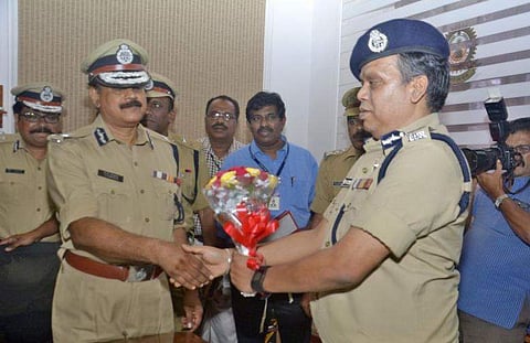 ബെഹ്റയുടെ ഉത്തരവുകള് പിന്വലിച്ച് സെന്കുമാര് പണി തുടങ്ങി; "നിരീക്ഷകരായി" സര്ക്കാര് നിയോഗിച്ച ഉദ്യോഗസ്ഥര് കാഴ്ചക്കാര്