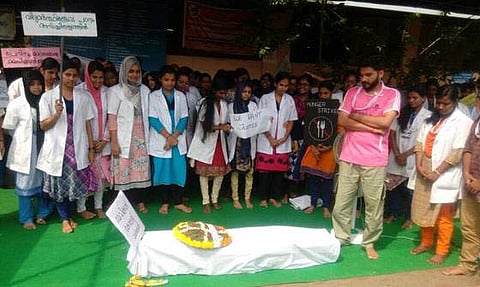മഞ്ചേരി മെഡിക്കല് കോളജിലെ വിദ്യാര്ത്ഥി സമരം അവസാനിച്ചു