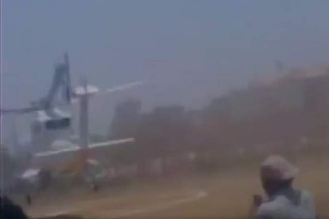 മഹാരാഷ്ട്ര മുഖ്യമന്ത്രി ദേവേന്ദ്ര ഫഡ്നാവിസ് സഞ്ചരിച്ച ഹെലികോപ്റ്റര് ഇടിച്ചിറക്കി