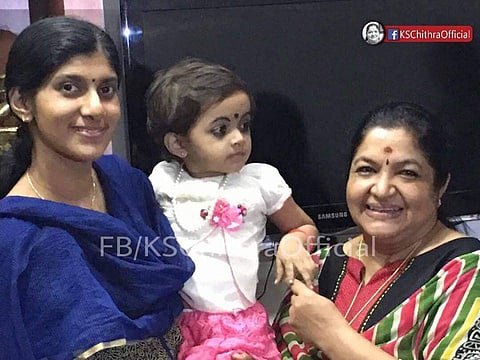 മഞ്ഞള്പ്രസാദം പാടി വൈറലായ കുഞ്ഞുവാവയ്ക്ക് കെ.എസ്. ചിത്രയുടെ സ്നേഹചുംബനം
