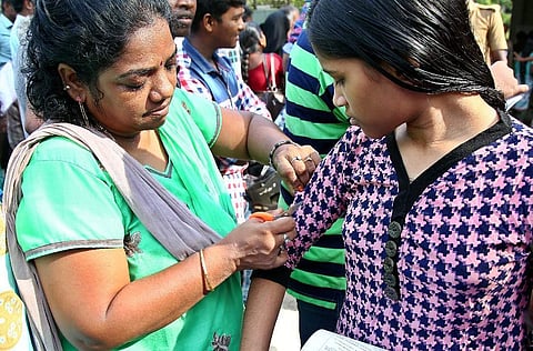 നീറ്റ് പരീക്ഷ; അടിവസ്ത്രം അഴിച്ച് പരിശോധന മനുഷ്യാവകാശ ലംഘനം; മനുഷ്യാവകാശ കമ്മിഷന് സ്വമേധയ കേസെടുത്തു