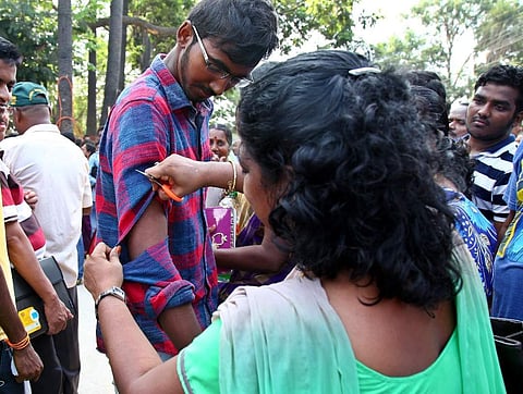 വസ്ത്രമുരിഞ്ഞ് പരിശോധന; അധ്യാപകര്ക്കെതിരെ കേസെടുത്തു